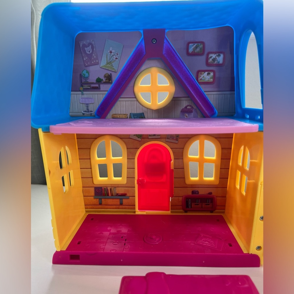 Disney Junior Doc Mcstuffins Folding Clinic Play House with Music - Picture 3 of 10